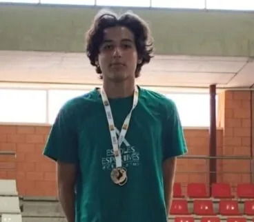 Pau Ibañez, campeón autonómico cadete de bádminton, posa en el primer puesto del podio con sus medallas.