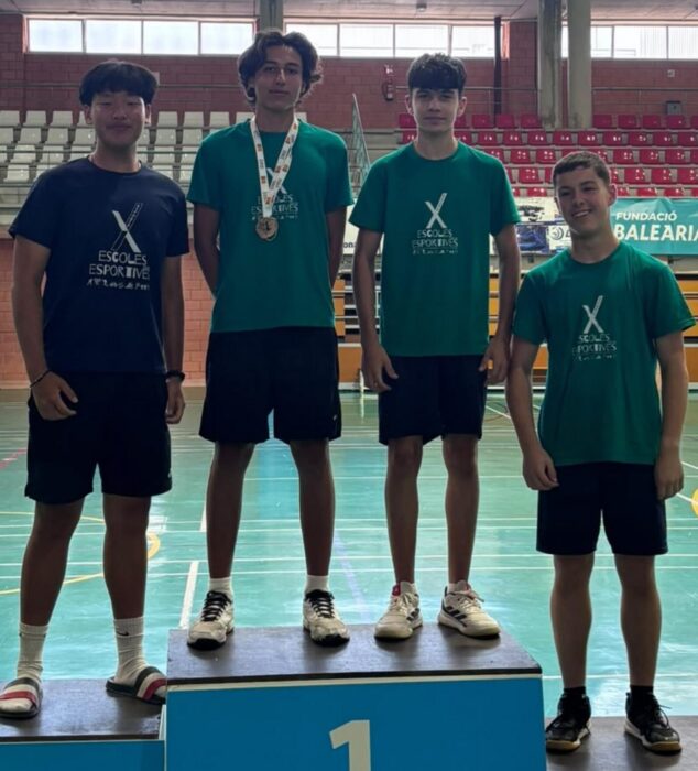 Imagen: Pau Ibañez y otros deportistas de Xàbia en el podio del Campeonato Autonómico Escolar de Bádminton.