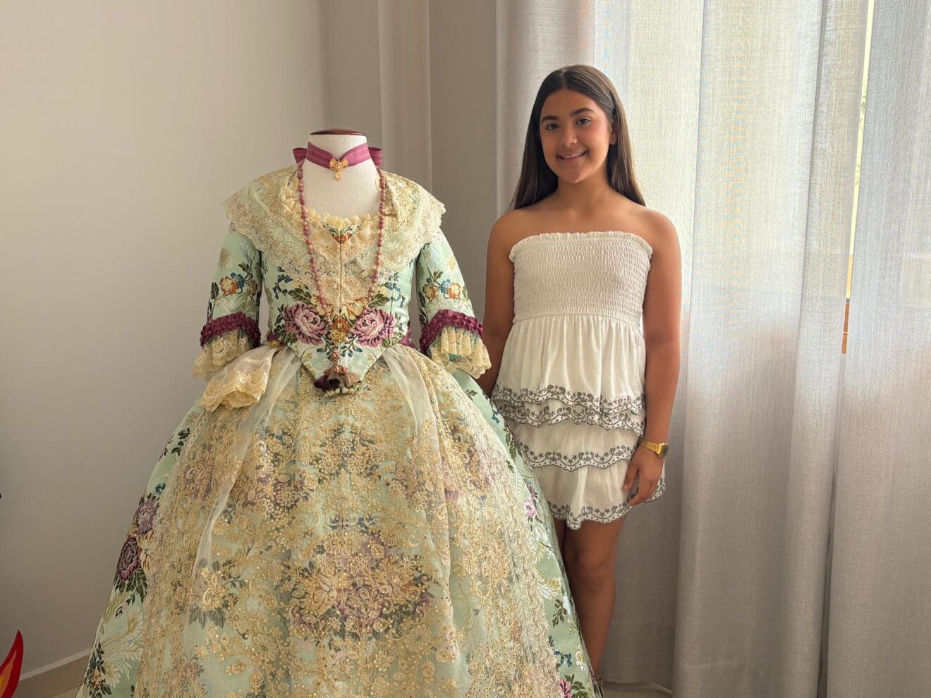 Paula Azorín junto al traje que lucirá estas fiestas