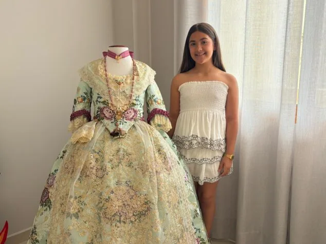 Imagen: Paula Azorín junto al traje que lucirá estas fiestas