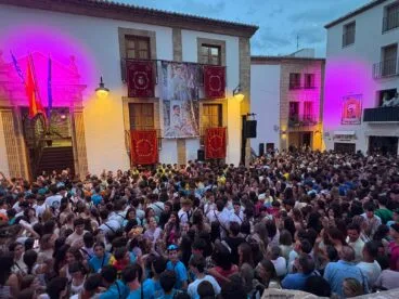 Peñas y vecinos esperan el momento del Pregó