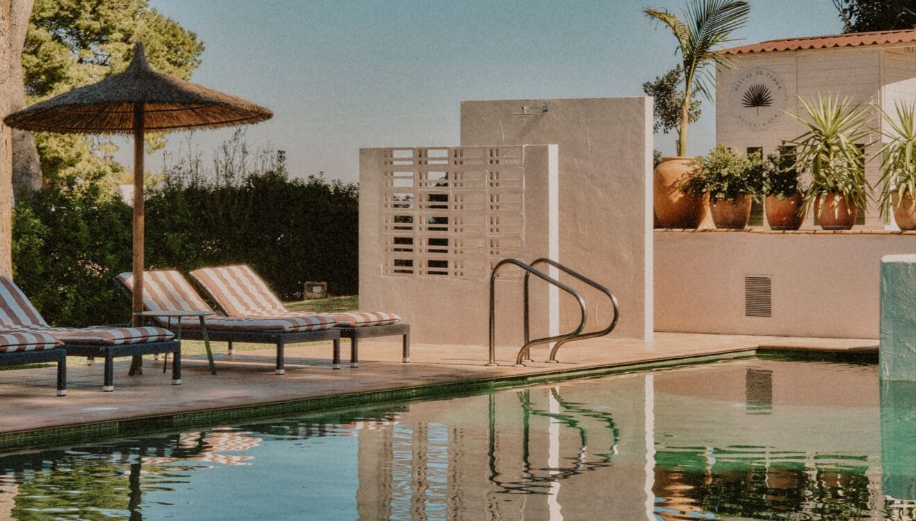 Piscina con vistas y chiringuito