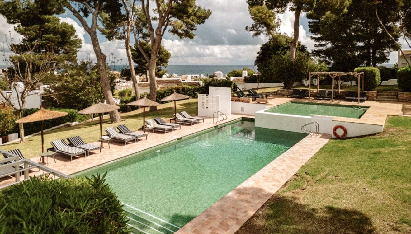 Piscina con vistas y tranquilidad