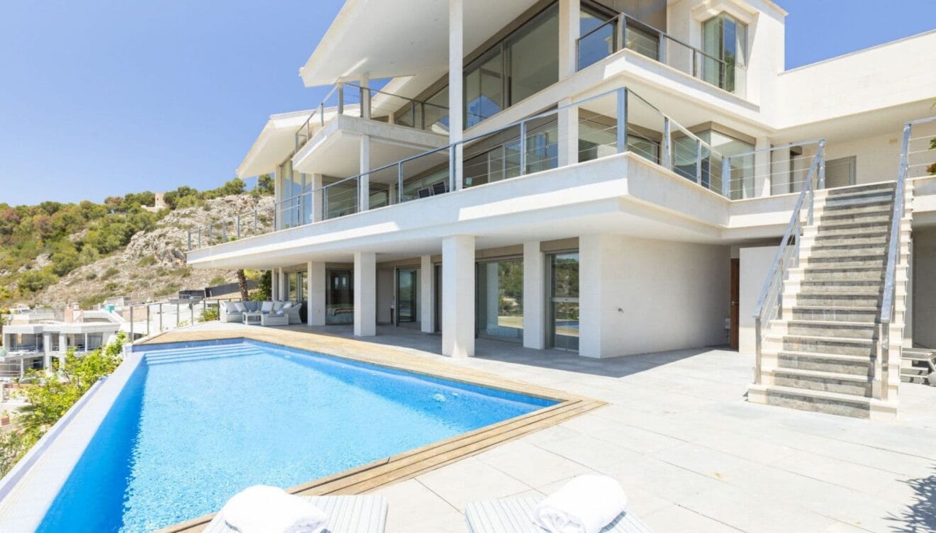Piscina infinita de diseño con efecto cascada
