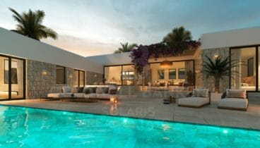 Piscina privada integrada con las zonas de descanso