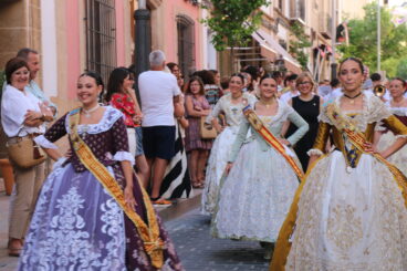 Reina y damas de Fogueres 2026 en el pasacalle