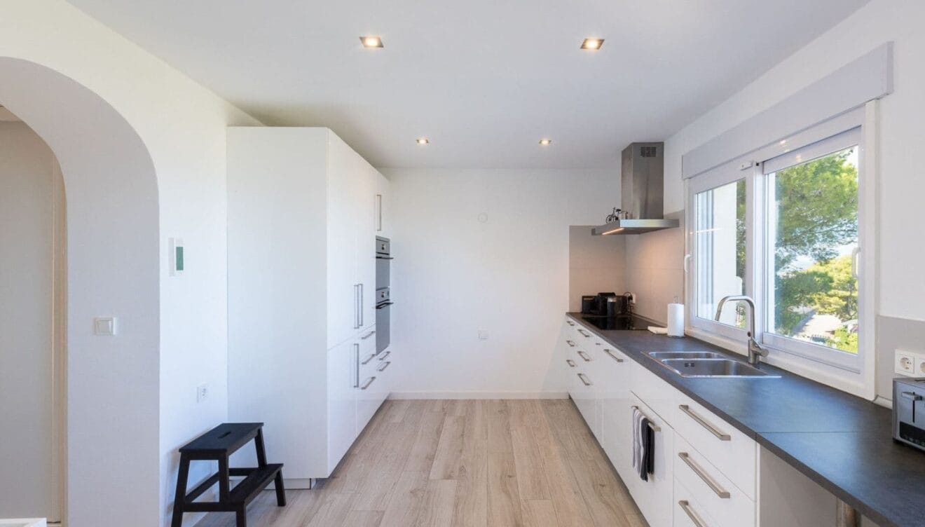 prepara tus mejores guisos con esta cocina con vistas al mar