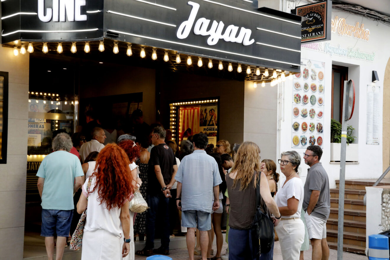 Presentación de «Isla del Sur» en el Cine Jayán de Xàbia, donde se estrenó el thriller dirigido por Orlando Bosch