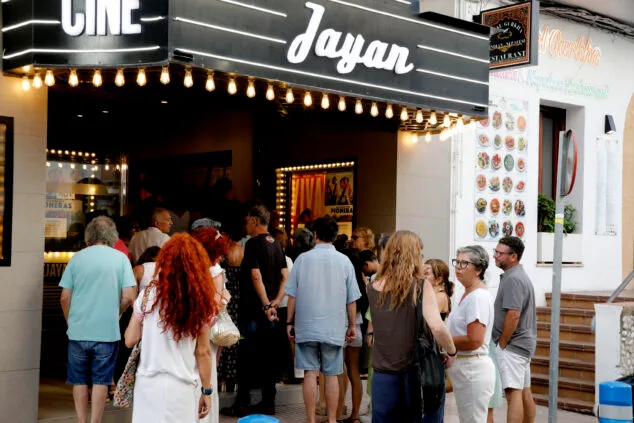 Imagen: Presentación de «Isla del Sur» en el Cine Jayán de Xàbia, donde se estrenó el thriller dirigido por Orlando Bosch