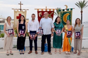 Presentación del Llibre Fester 2026 de Moros i Cristians Xàbia con autoridades y cargos
