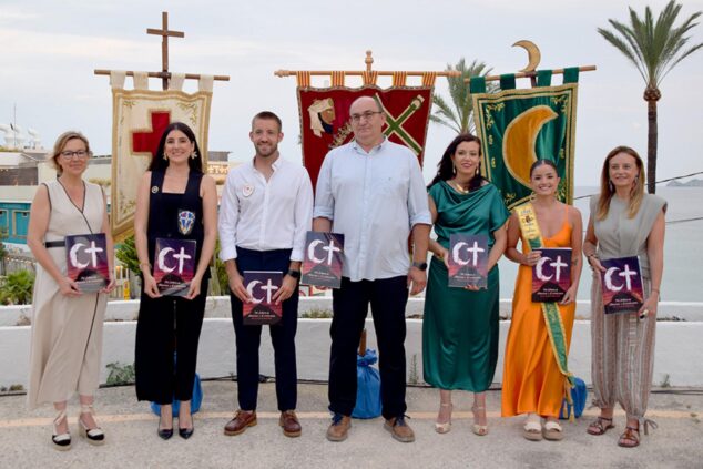 Imagen: Grupo de autoridades y cargos festeros de Xàbia sosteniendo el Llibre Fester de Moros i Cristians 2026 durante su presentación.