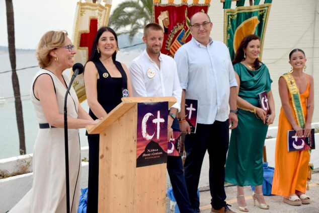 Imagen: Rosa Cardona, alcaldesa de Xàbia, hablando en un atril durante la presentación de las fiestas de Moros y Cristianos, acompañada por otros cargos festeros.