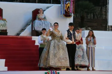 Presidentes juveniles, Alba Berenguer y Carlos Cardona, en la Proclamación reina infantil de Fogueres Xàbia 2026