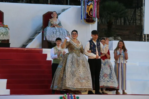 Imagen: Presidentes juveniles, Alba Berenguer y Carlos Cardona, en la Proclamación reina infantil de Fogueres Xàbia 2026