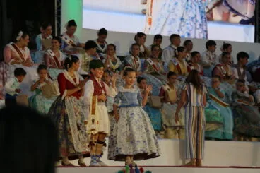 Una pareja de xabierets en la proclamación reina infantil de Fogueres Xàbia 2026