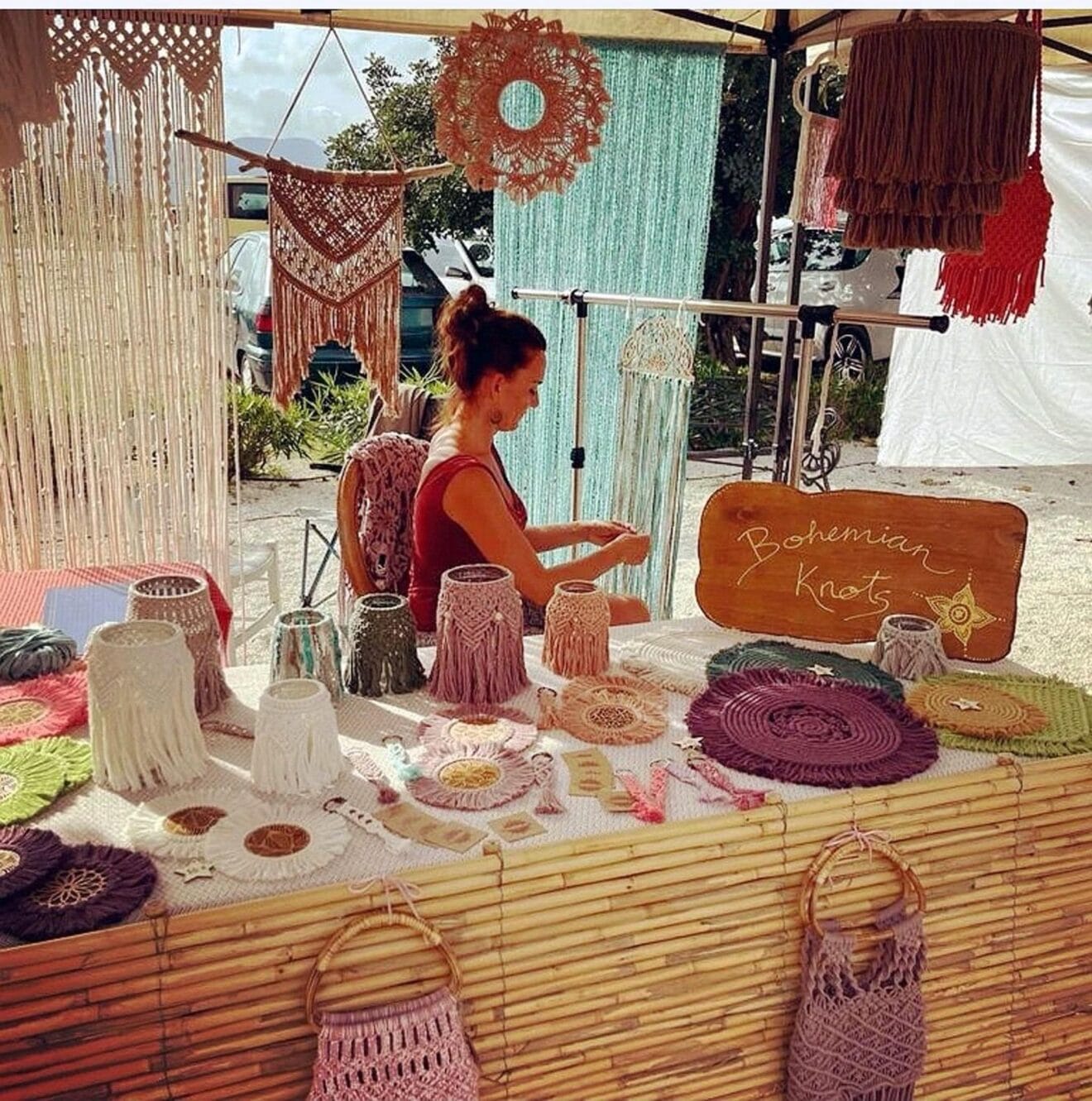Puesto de artesanía de macramé en la feria de verano de Jávea