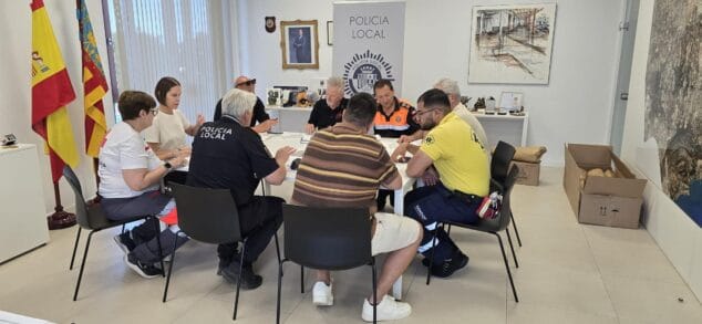 Imagen: Reunión de coordinación de seguridad con miembros de Policía Local, Cruz Roja y Protección Civil alrededor de una mesa.