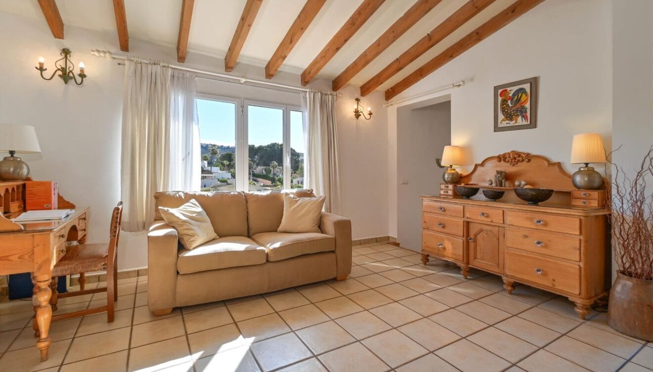Sala de estar con tonos madera