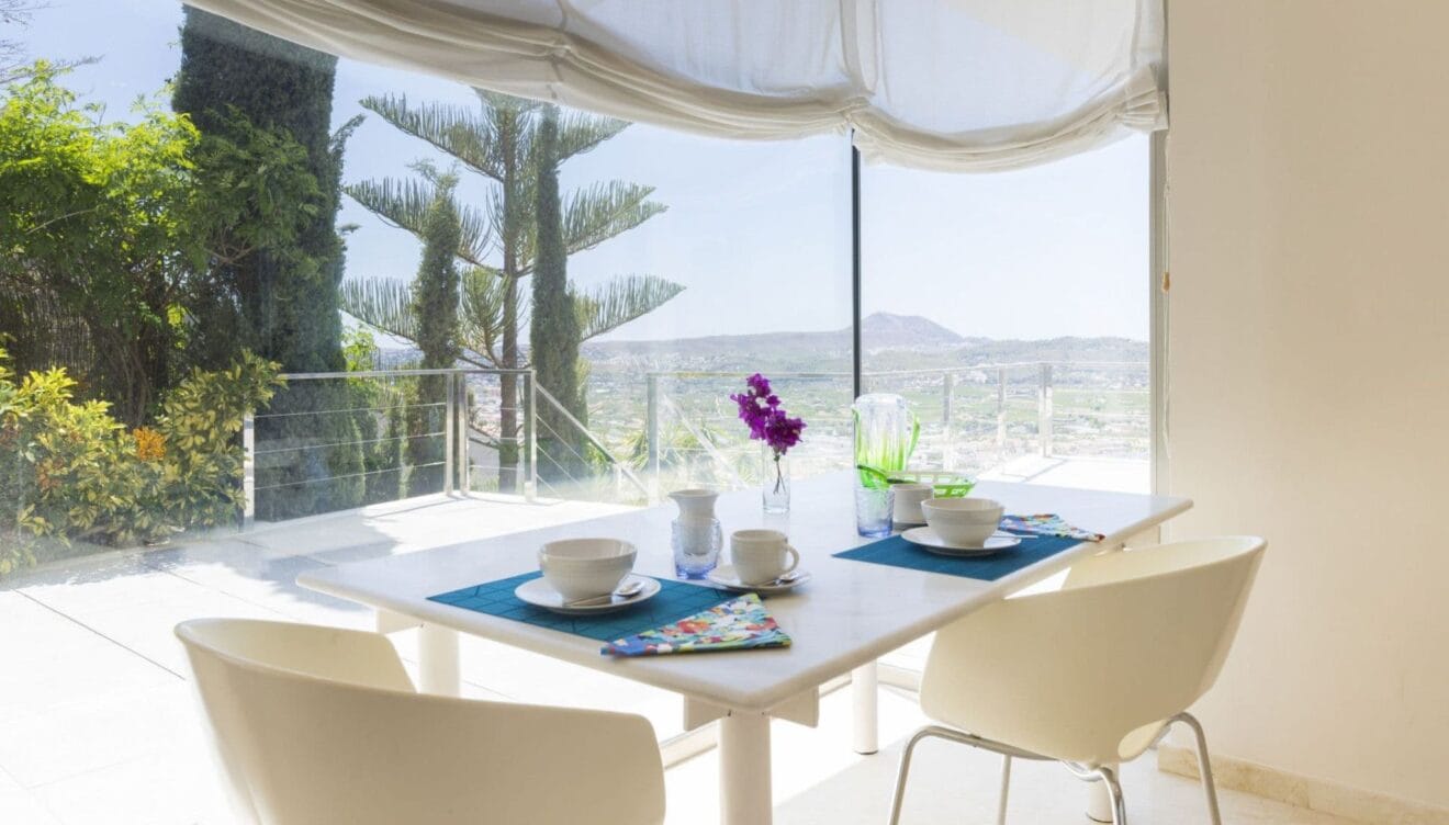 Salón comedor de concepto abierto hacia el entorno costero