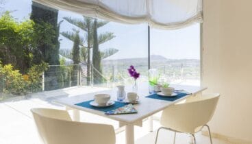 Salón comedor de concepto abierto hacia el entorno costero