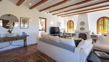 Salón-comedor muy luminoso con chimenea