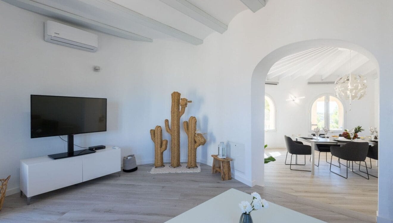 Salón luminoso de la propiedad con chimenea y acceso directo a la terraza