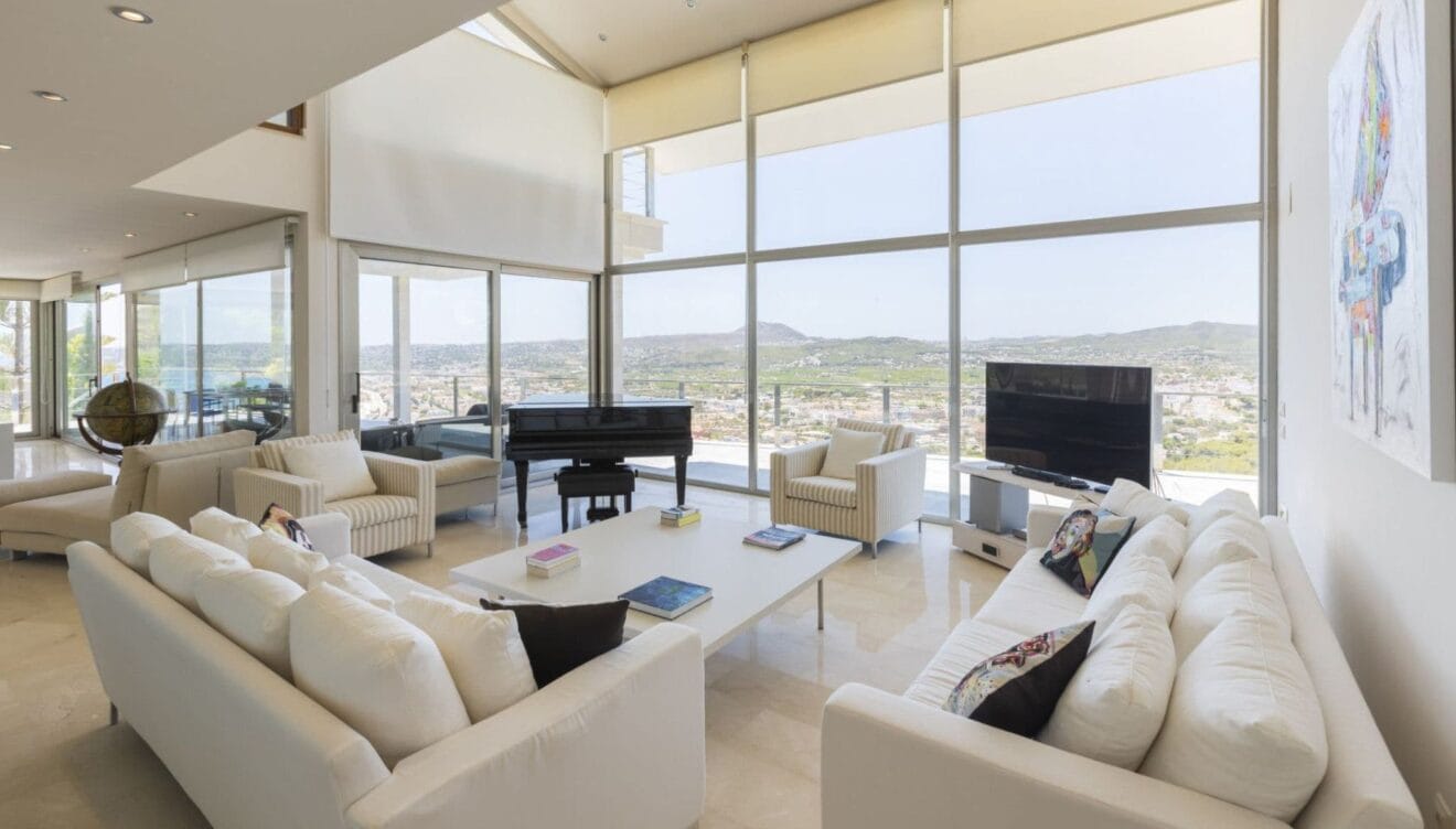 Salón moderno y luminoso con grandes ventanales
