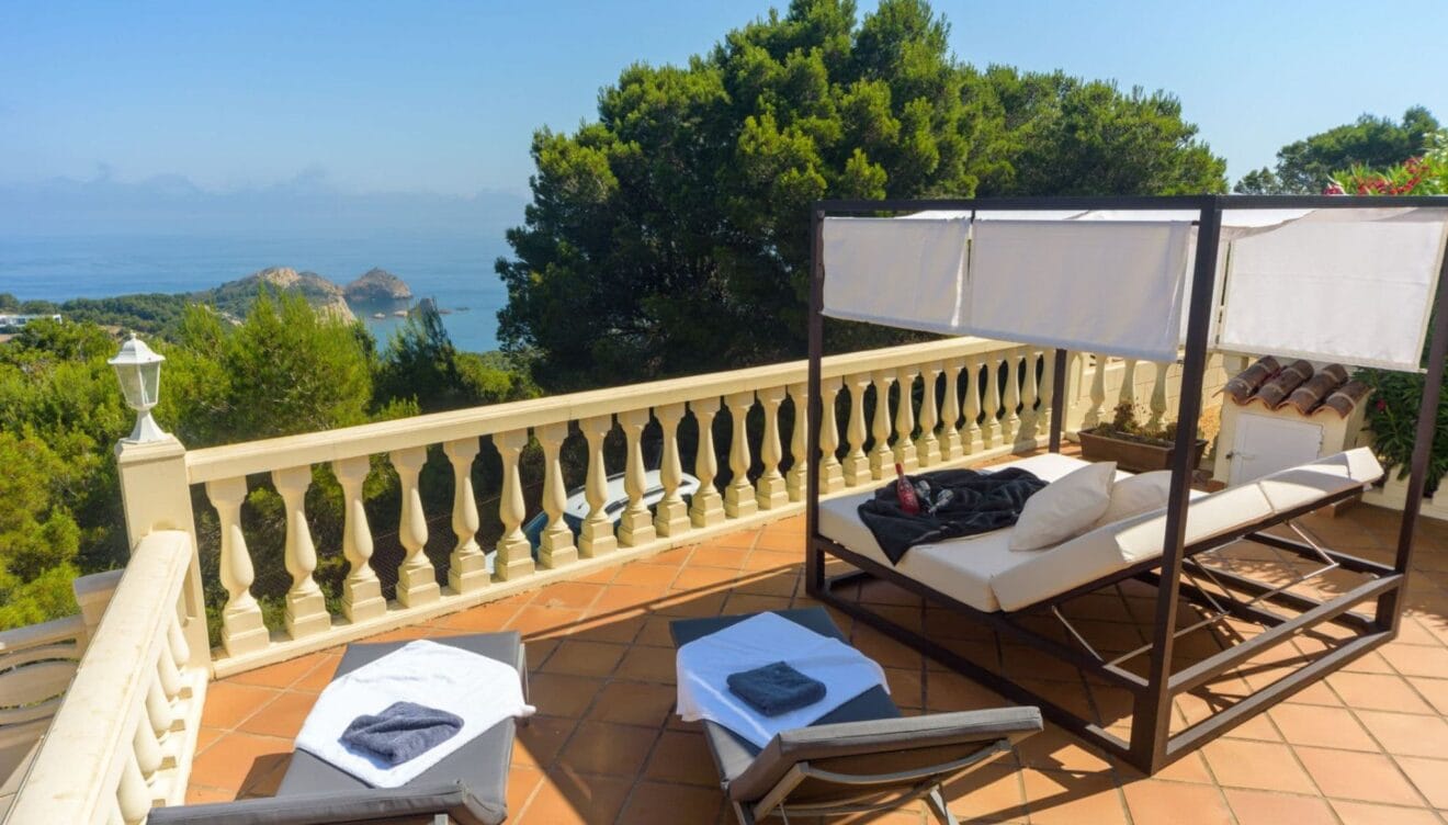 Segunda terraza pensada para cenas largas de verano al aire libre