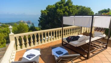 Segunda terraza pensada para cenas largas de verano al aire libre