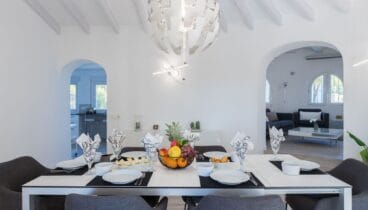 Segundo comedor de invierno con amplios ventanales y vistas despejadas