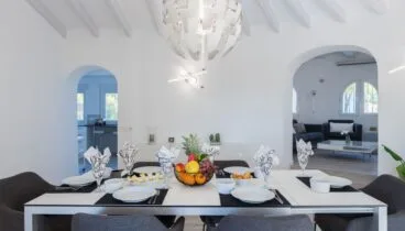 Segundo comedor de invierno con amplios ventanales y vistas despejadas