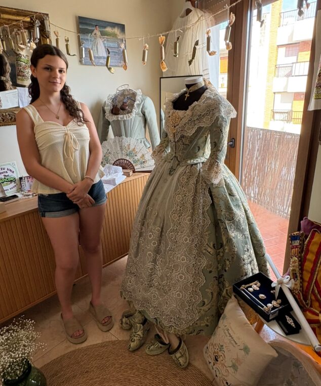 Imagen: Sofía Buigues junto a su traje