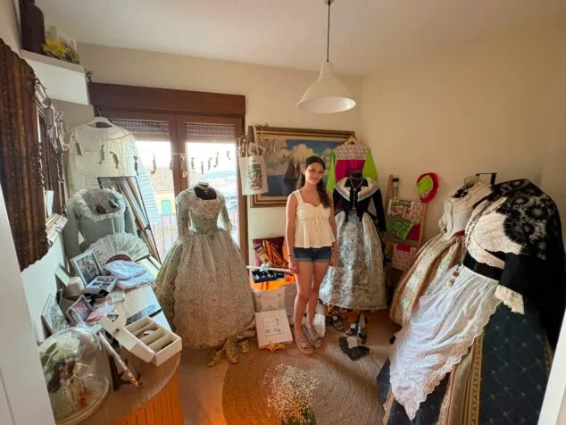 Imagen: Sofía Buigues, regina de Les Fogueres Xàbia 2026 con sus trajes