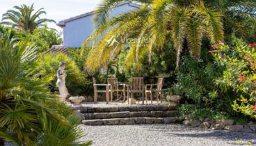 Su exterior cuenta con un jardín maduro consolidado con vegetación