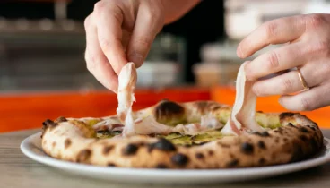 Sustituye el tomate por una base cremosa de pesto de albahaca