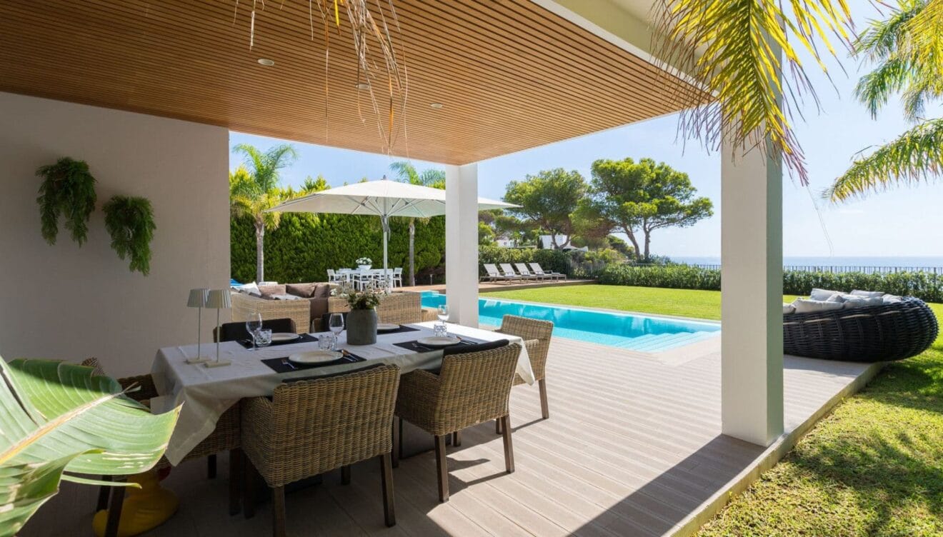 Terraza cubierta, piscina y vistas al mar