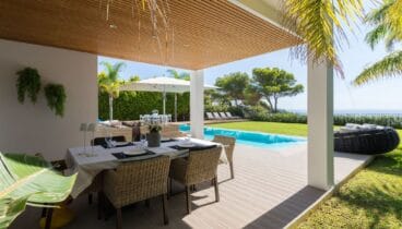 Terraza cubierta, piscina y vistas al mar