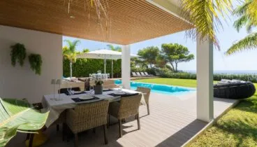 Terraza cubierta, piscina y vistas al mar