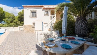 Terraza principal descubierta con vistas abiertas hacia el litoral mediterráneo