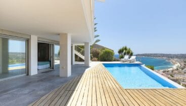 Terrazas de madera con vistas al Mediterráneo