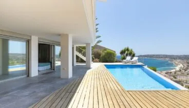 Terrazas de madera con vistas al Mediterráneo