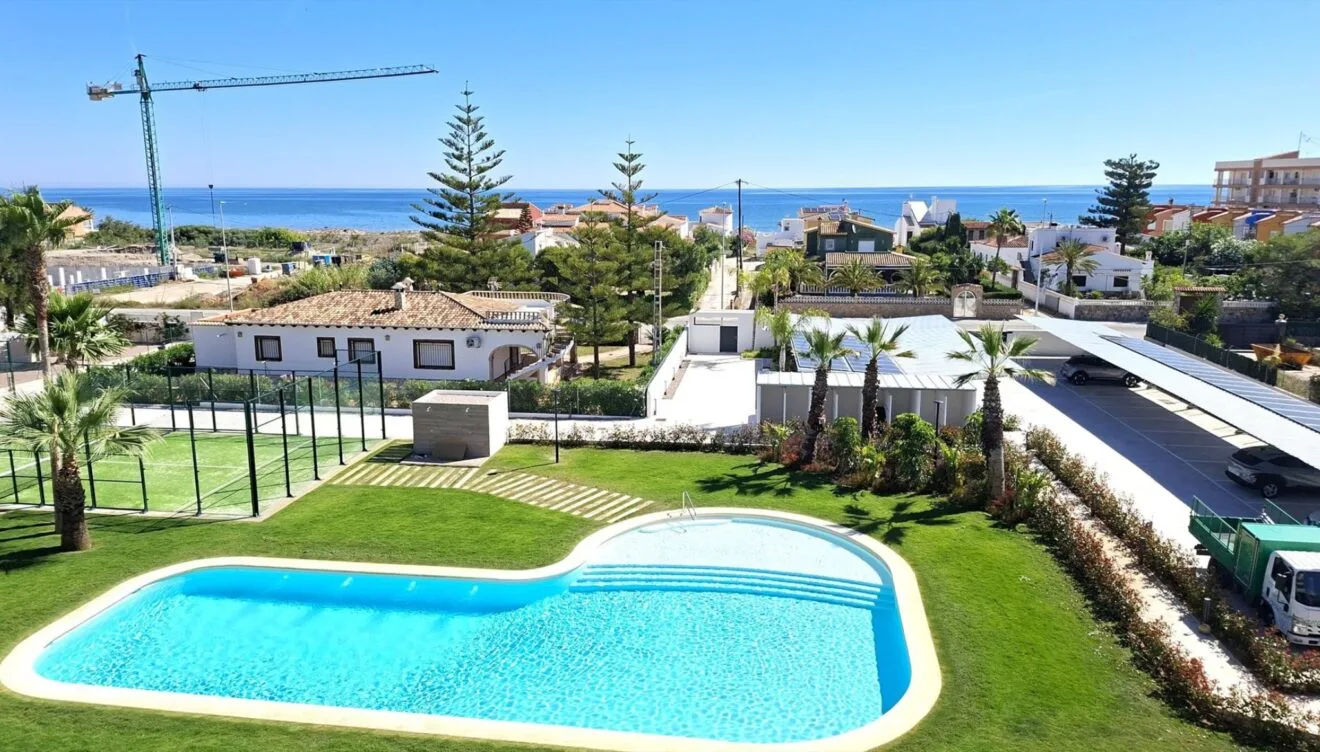 Tus vacaciones con piscina, pista de tenis y vistas al mar