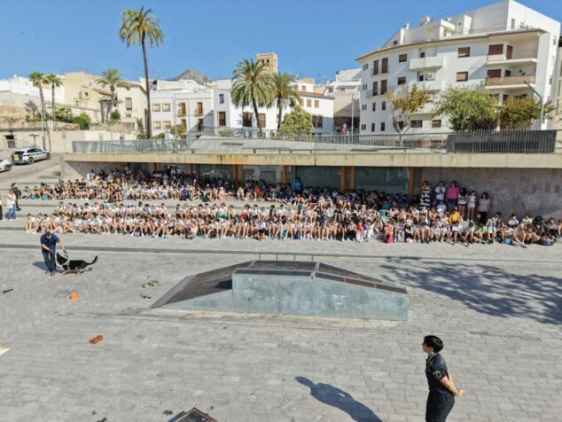 Imagen: Un momento de la exhibición de la Unidad Canina de la Policía Local ante el alumnado concentrado en la plaza