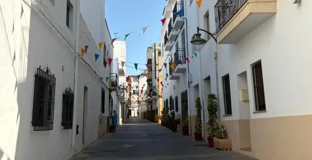Imagen: Una calle de viviendas del centro histórico de Xàbia