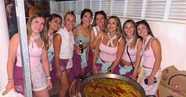 Imagen: Una de las peñas participantes en el Concurso de Paellas