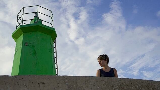 Imagen: Una escena de la película de Orlando Bosch con la actriz en el faro de Xàbia