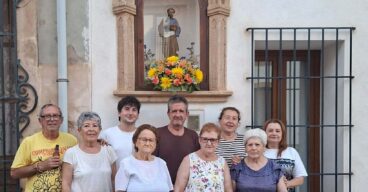 Vecinos de la calle Cervantes junto a la hornacina de Sant Pere-