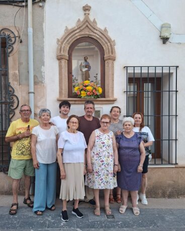 Vecinos de la calle Cervantes junto a la hornacina de Sant Pere
