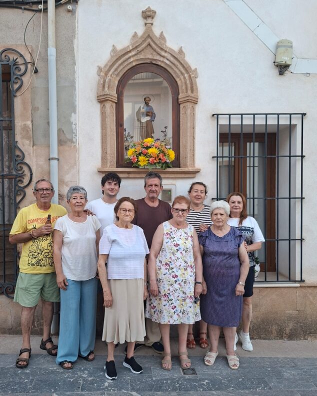 Imagen: Vecinos de la calle Cervantes junto a la hornacina de Sant Pere