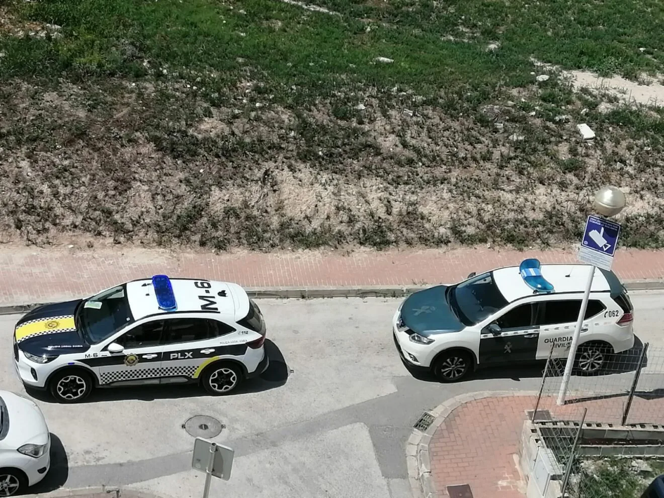 Vehículos de las fuerzas de seguridad en el lugar del suceso